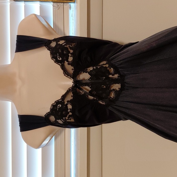 Elegant Black Lace Nightie - Picture 2 of 3